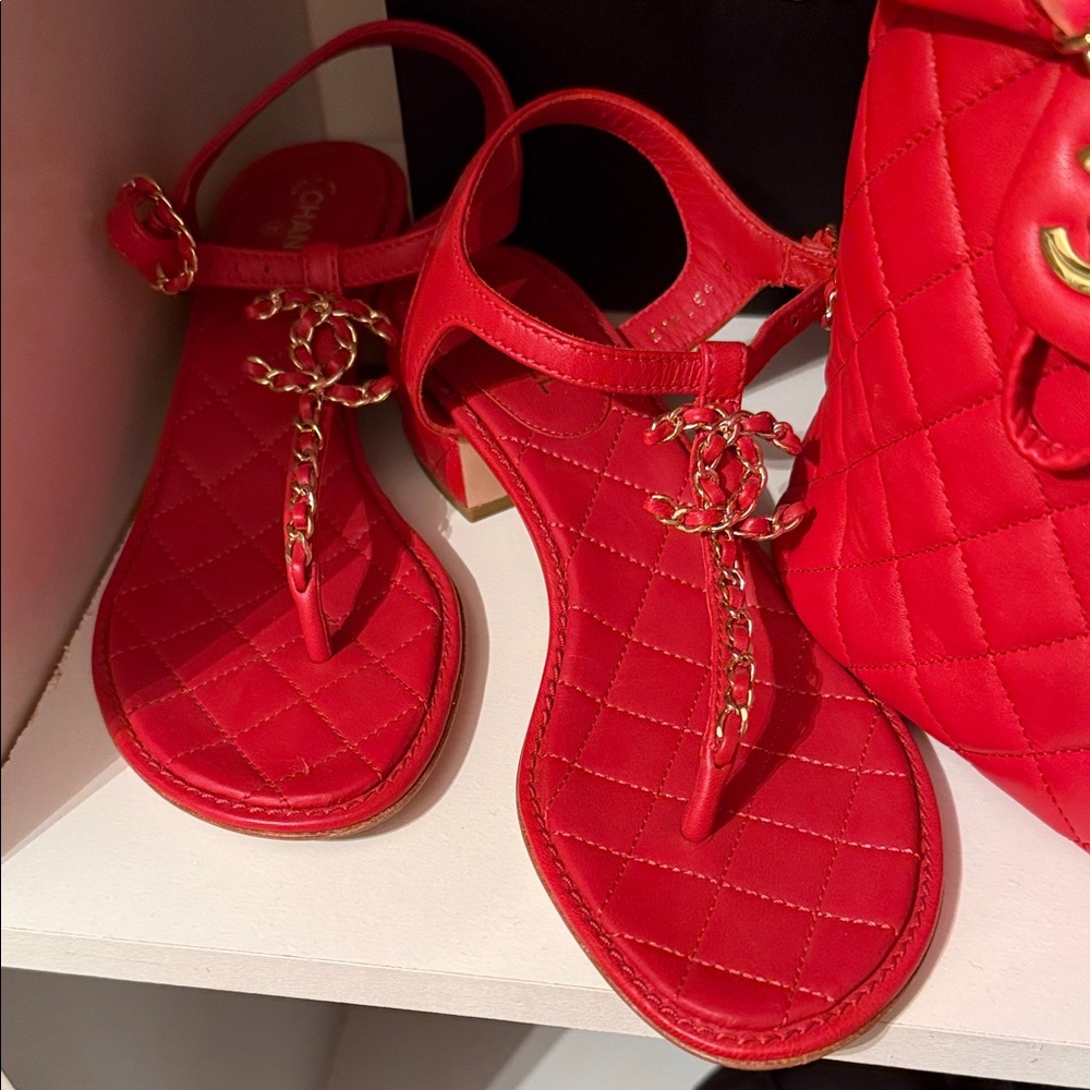 CHANEL Red Quilted T-Strap Sandals with Gold Chain CC